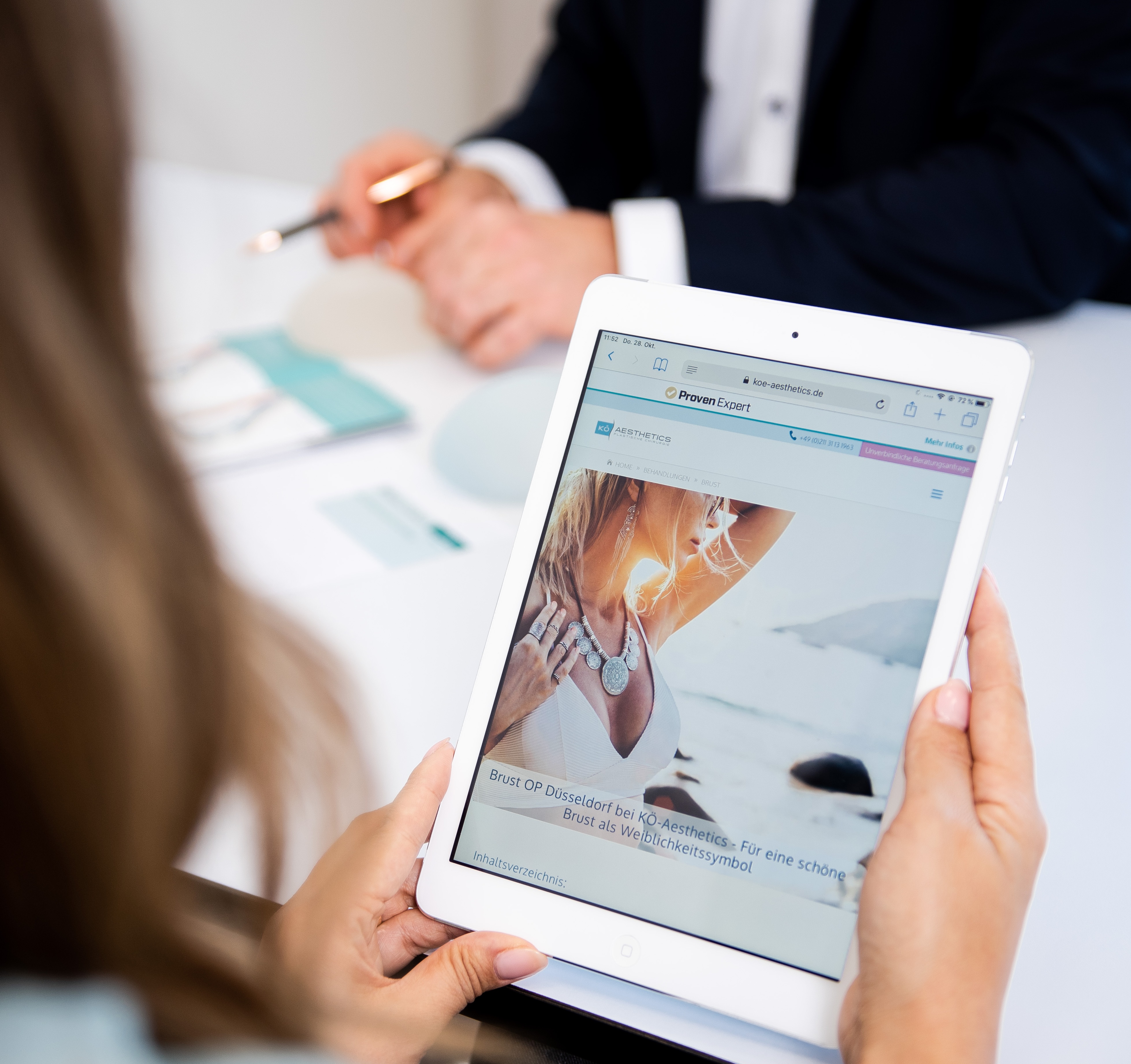 Dunkelblonde Frau schaut sich auf einem Tablet eine Webseite mit Behandlungsmöglichkeiten an